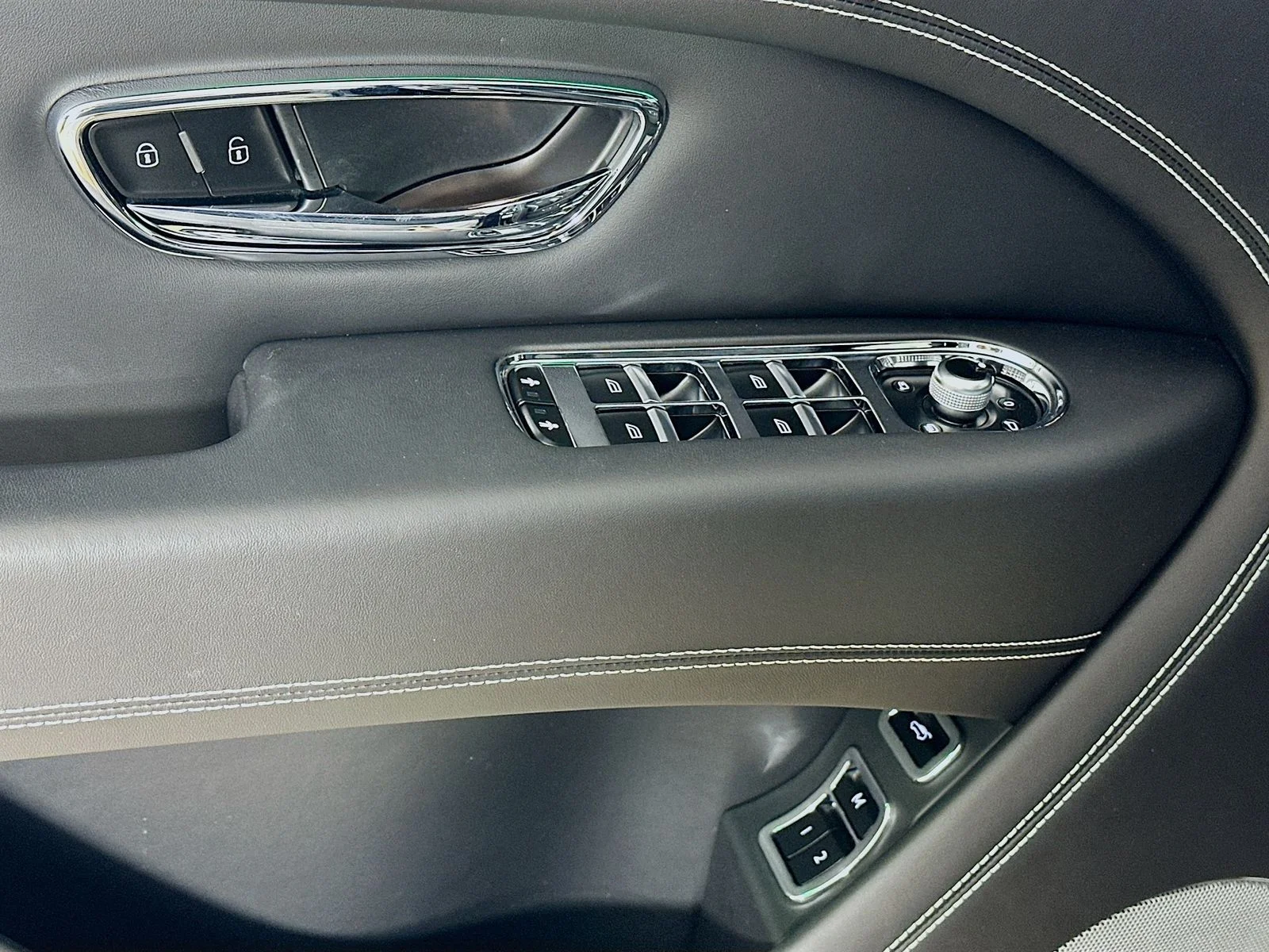 Used 2022 Black Bentley  image 23
