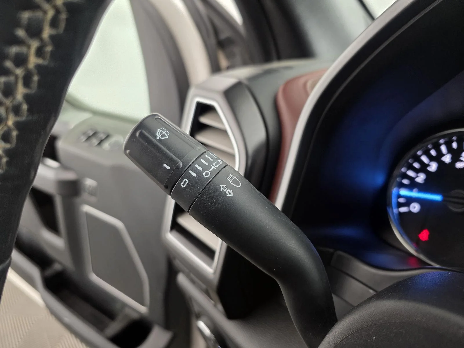 Used 2019 White Platinum Metallic Tri-Coat Ford Platinum image 29