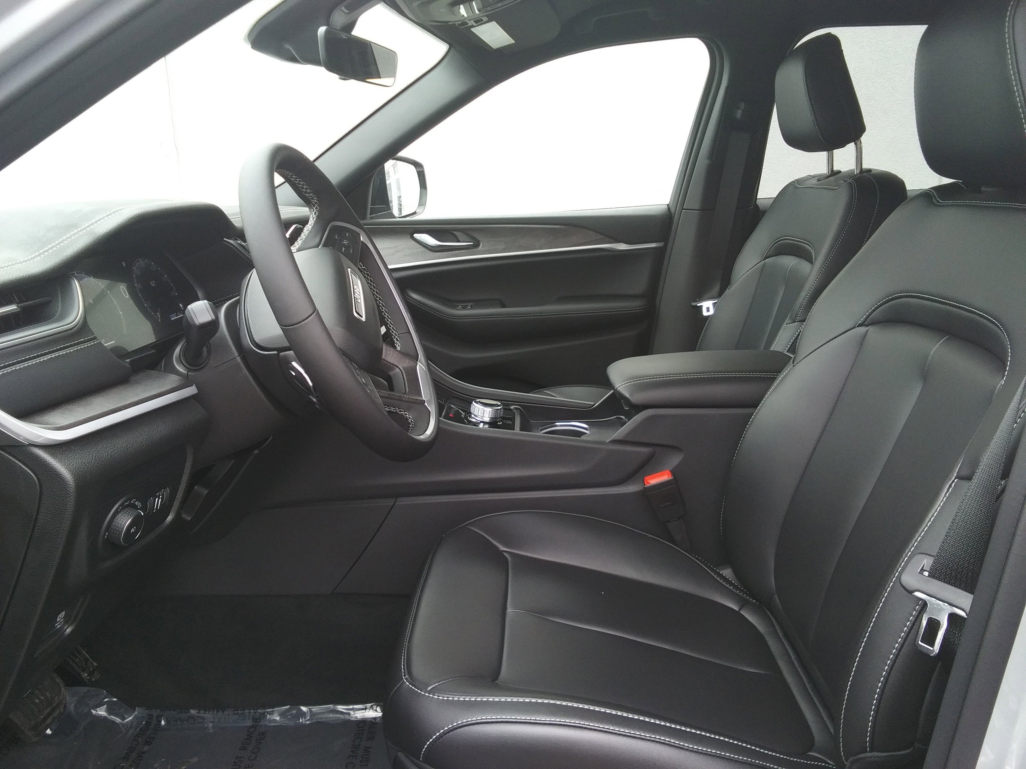 2025 Jeep Grand Cherokee Limited photo 3