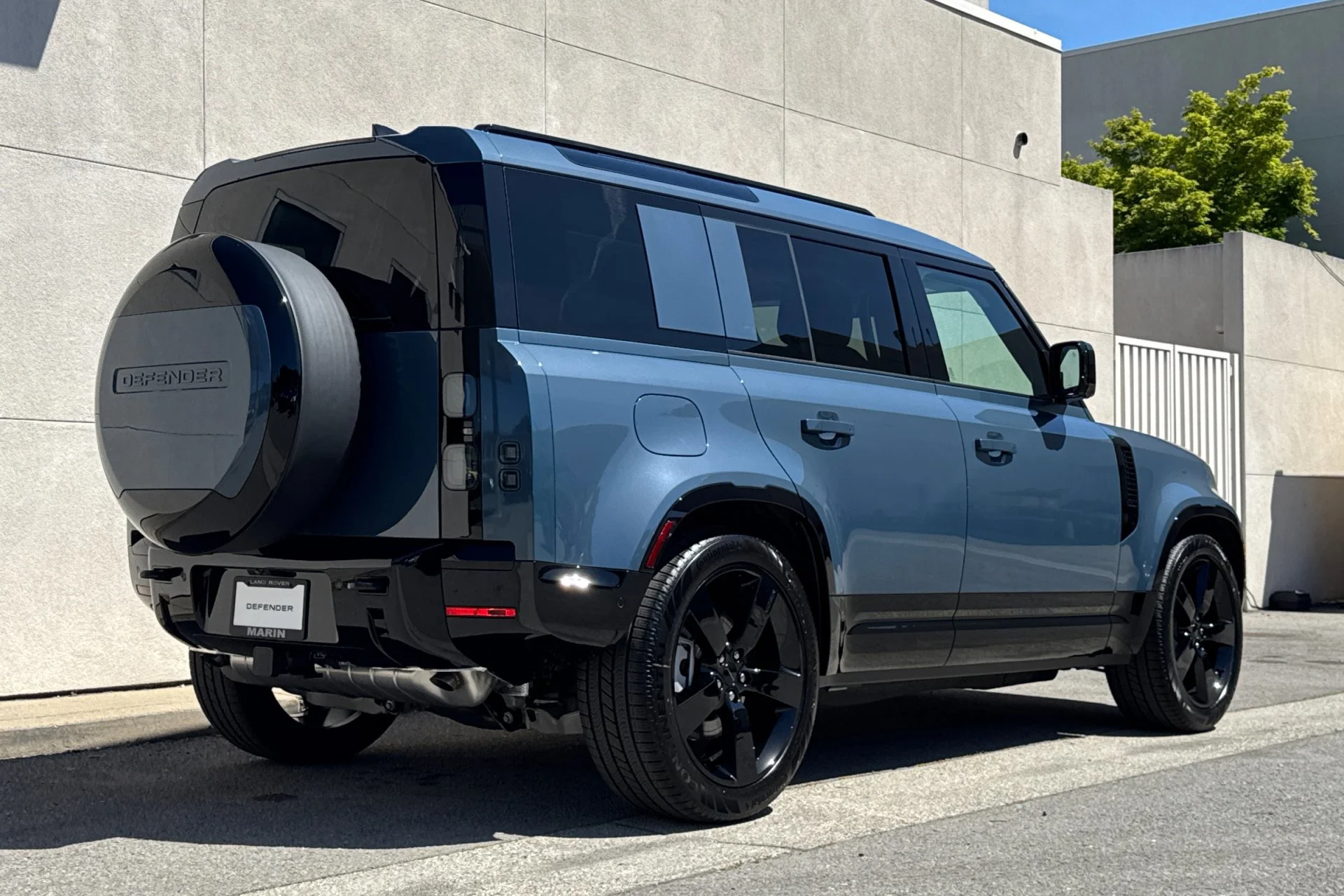 New 2026 TASMAN BLUE Land Rover X-Dynamic SE image 2