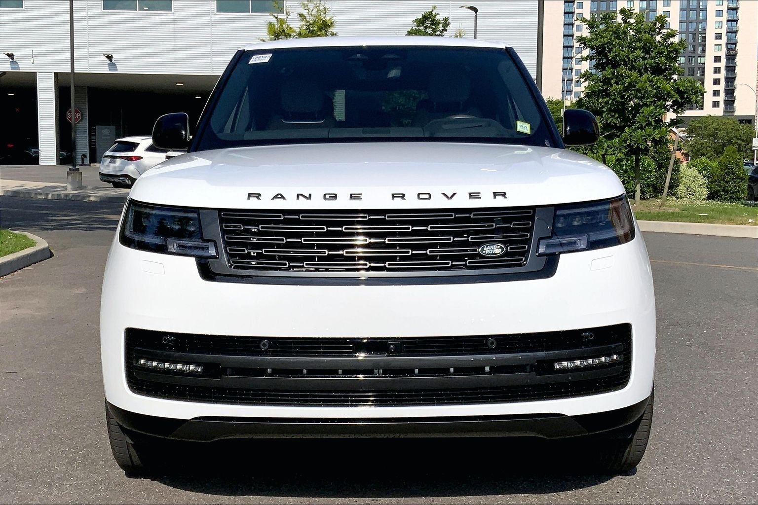 New 2026 Fuji White Land Rover SE LWB 7-Seats / V8 image 3