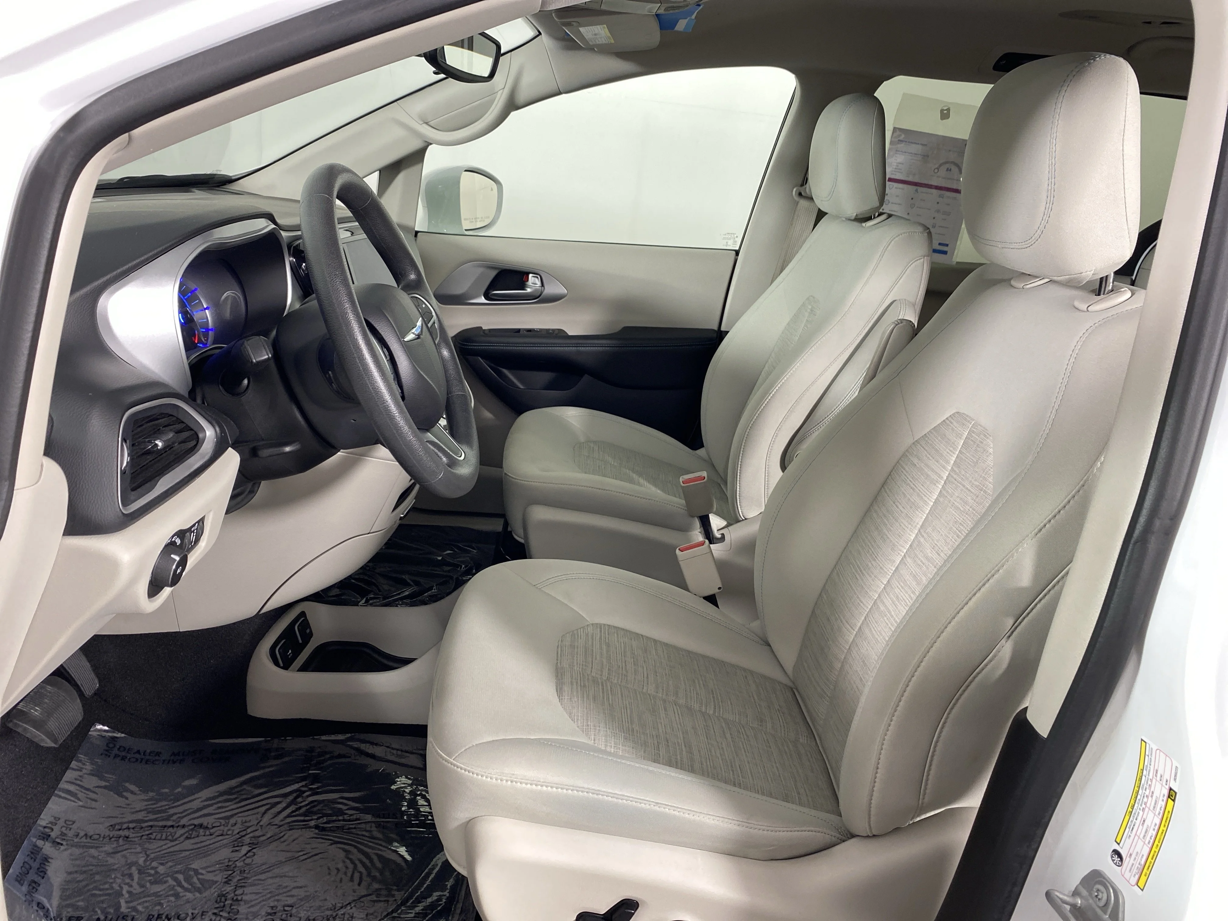 Used 2018 Bright White Clearcoat Chrysler Hybrid Touring Plus image 14