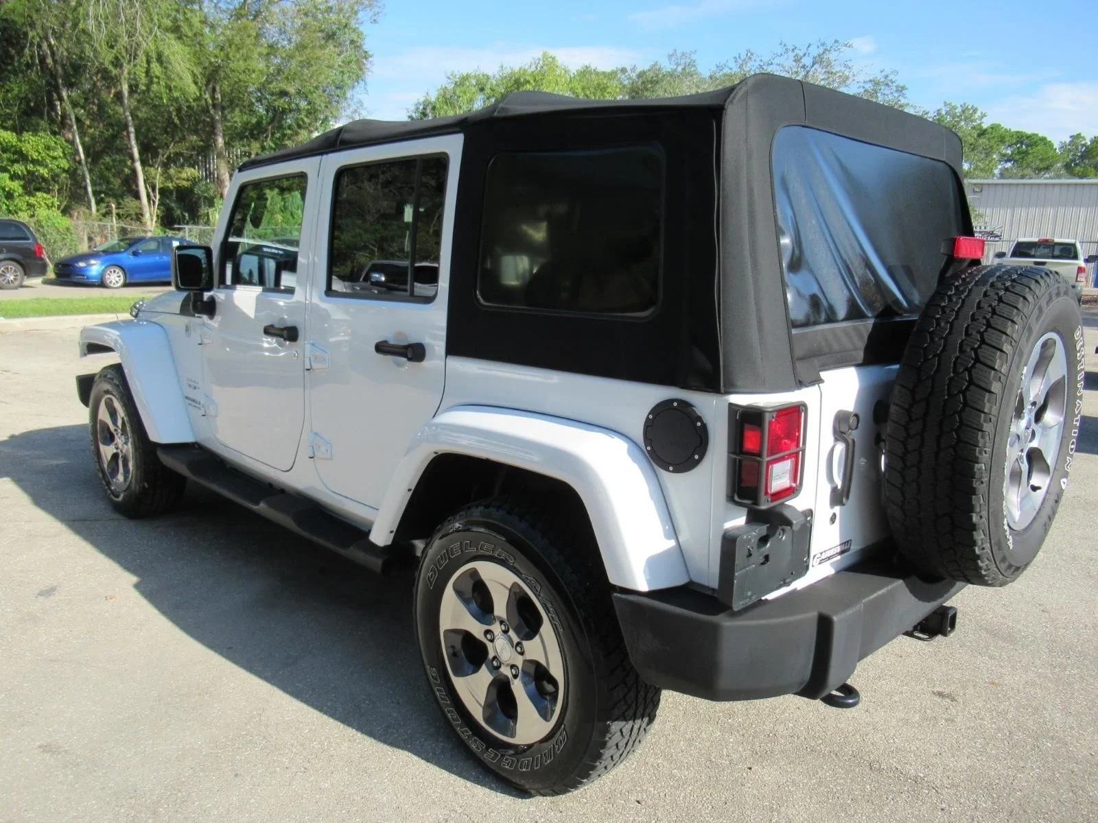 Used 2017 White Jeep Unlimited Sahara image 5