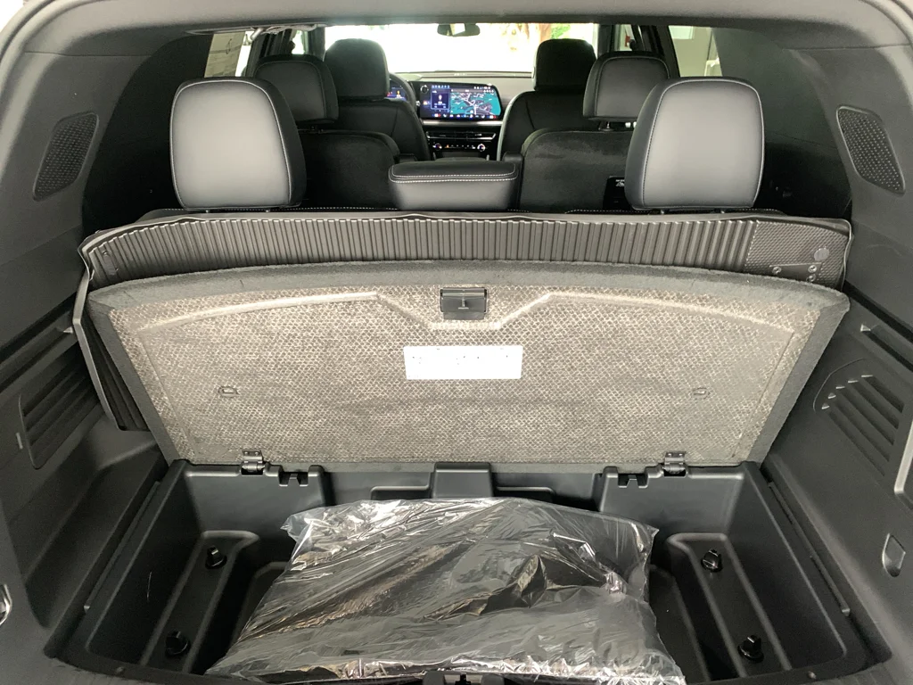 2027 Chevrolet Traverse LT - Photo 10