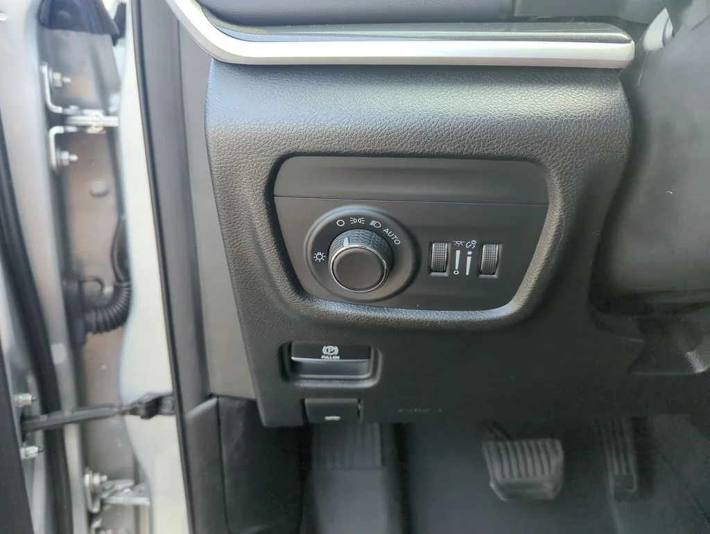 Used 2022 Silver Jeep Laredo image 20