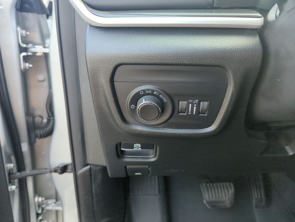 Used 2022 Silver Jeep Laredo image 20