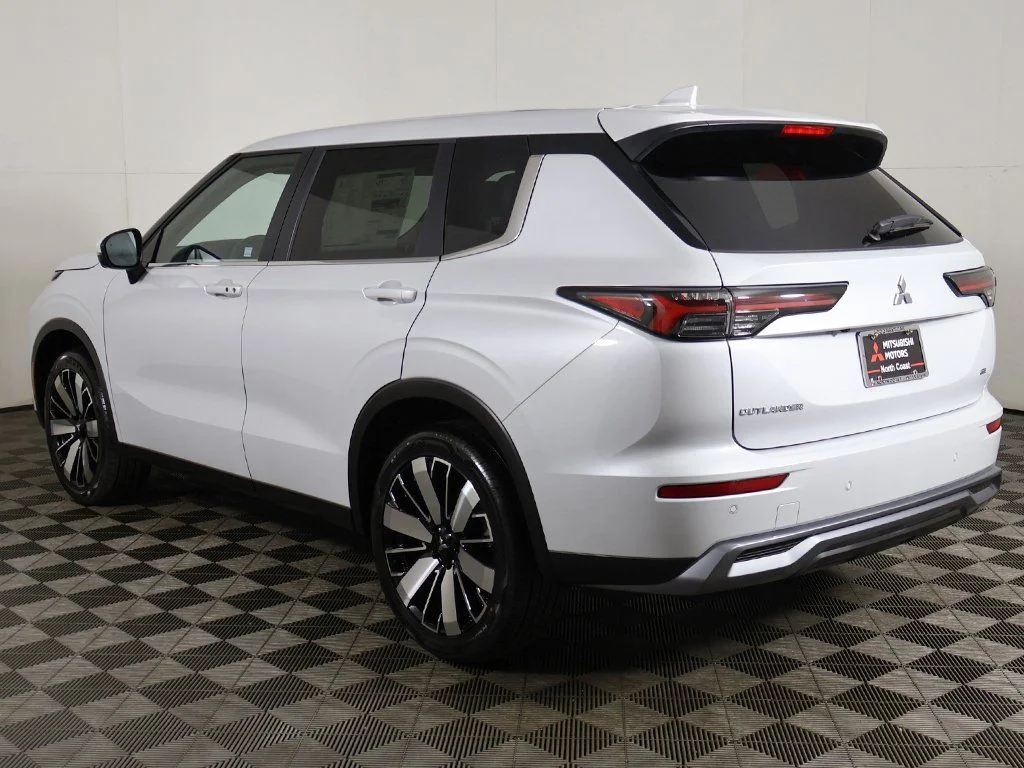 2025 Mitsubishi Outlander SE - Photo 12
