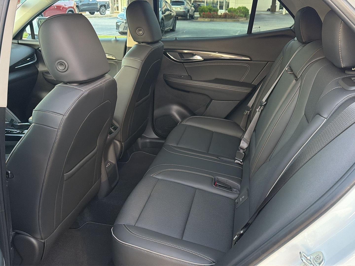 Used 2023 Summit White Buick Essence image 11