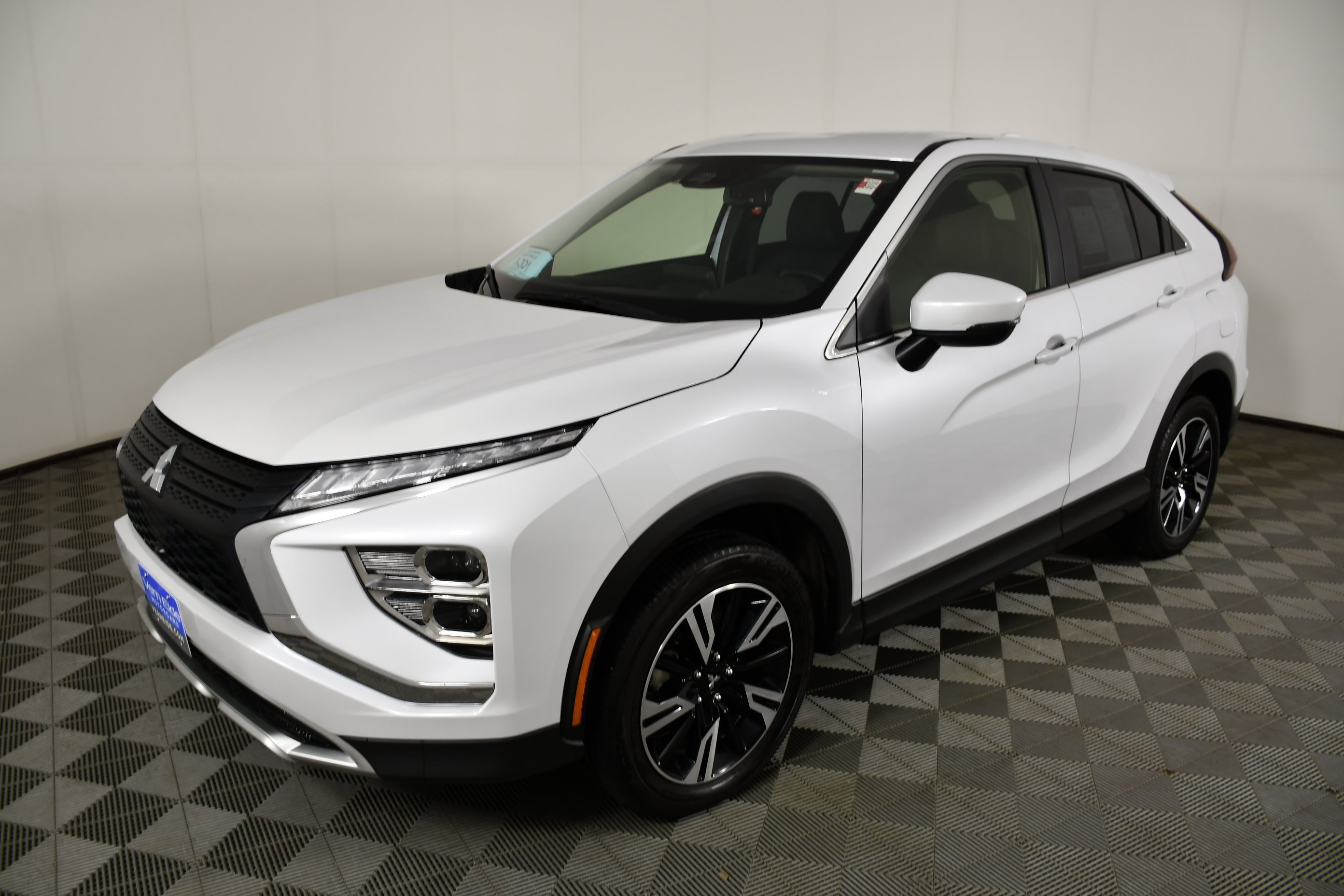 Used 2023 White Diamond Mitsubishi SE image 10
