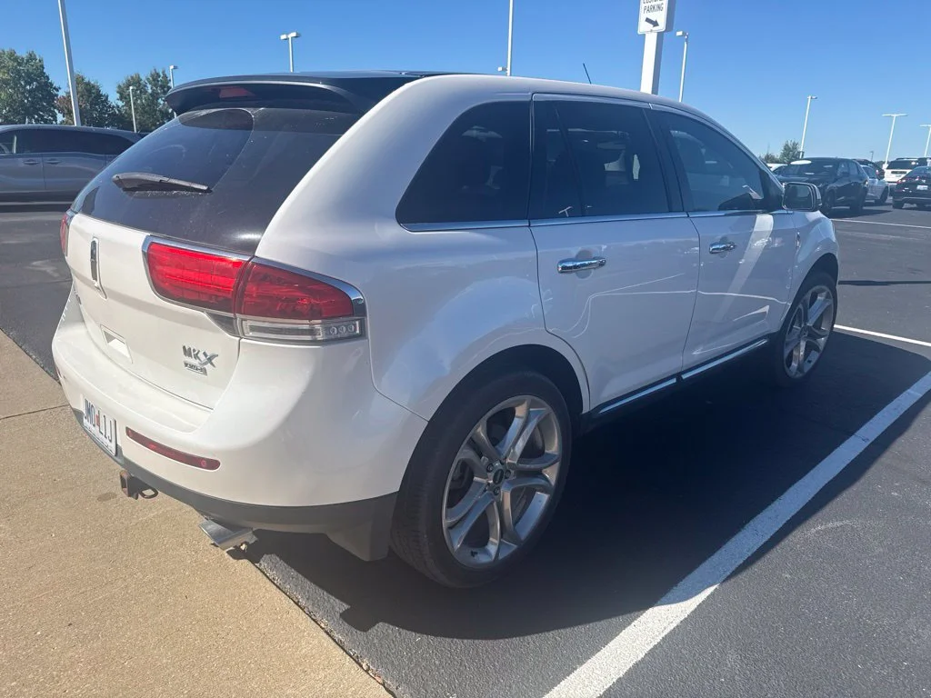 Used 2014 White Lincoln Base image 3