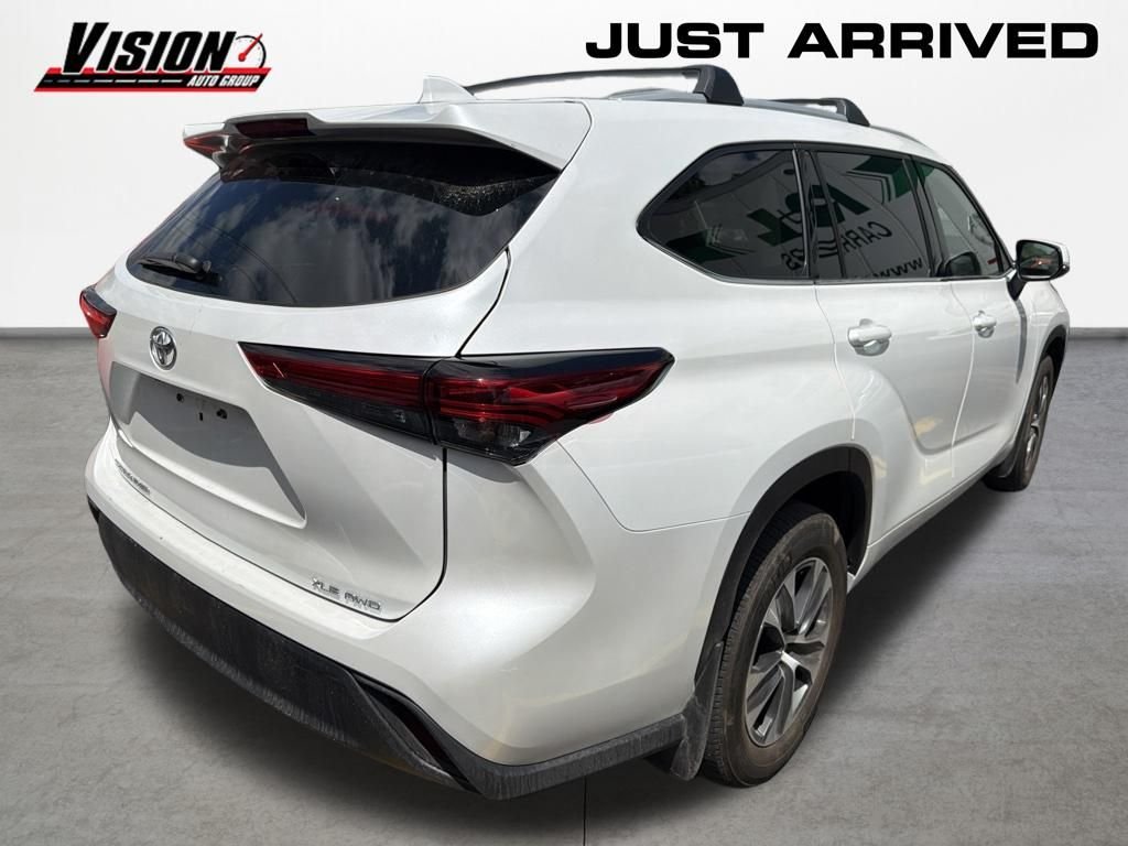 Used 2022 Beige Toyota XLE image 4
