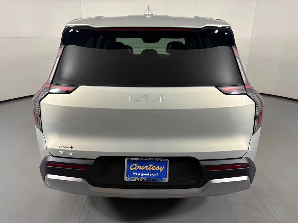 Used 2024 Ivory Kia Light image 7