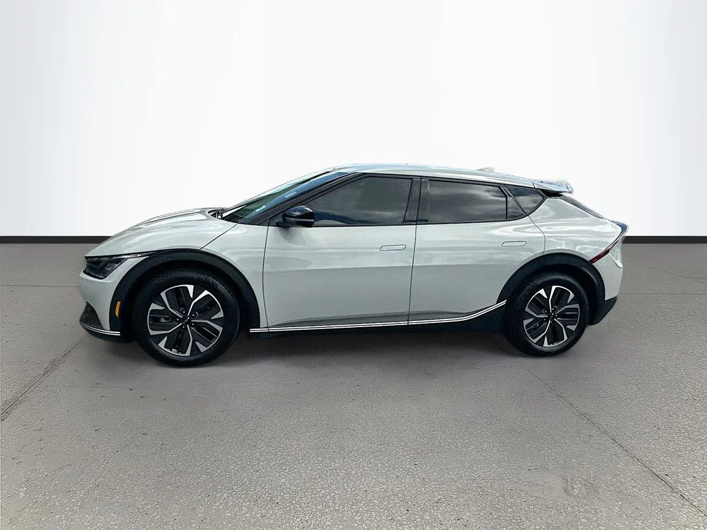Certified Used 2024  Kia Light image 4