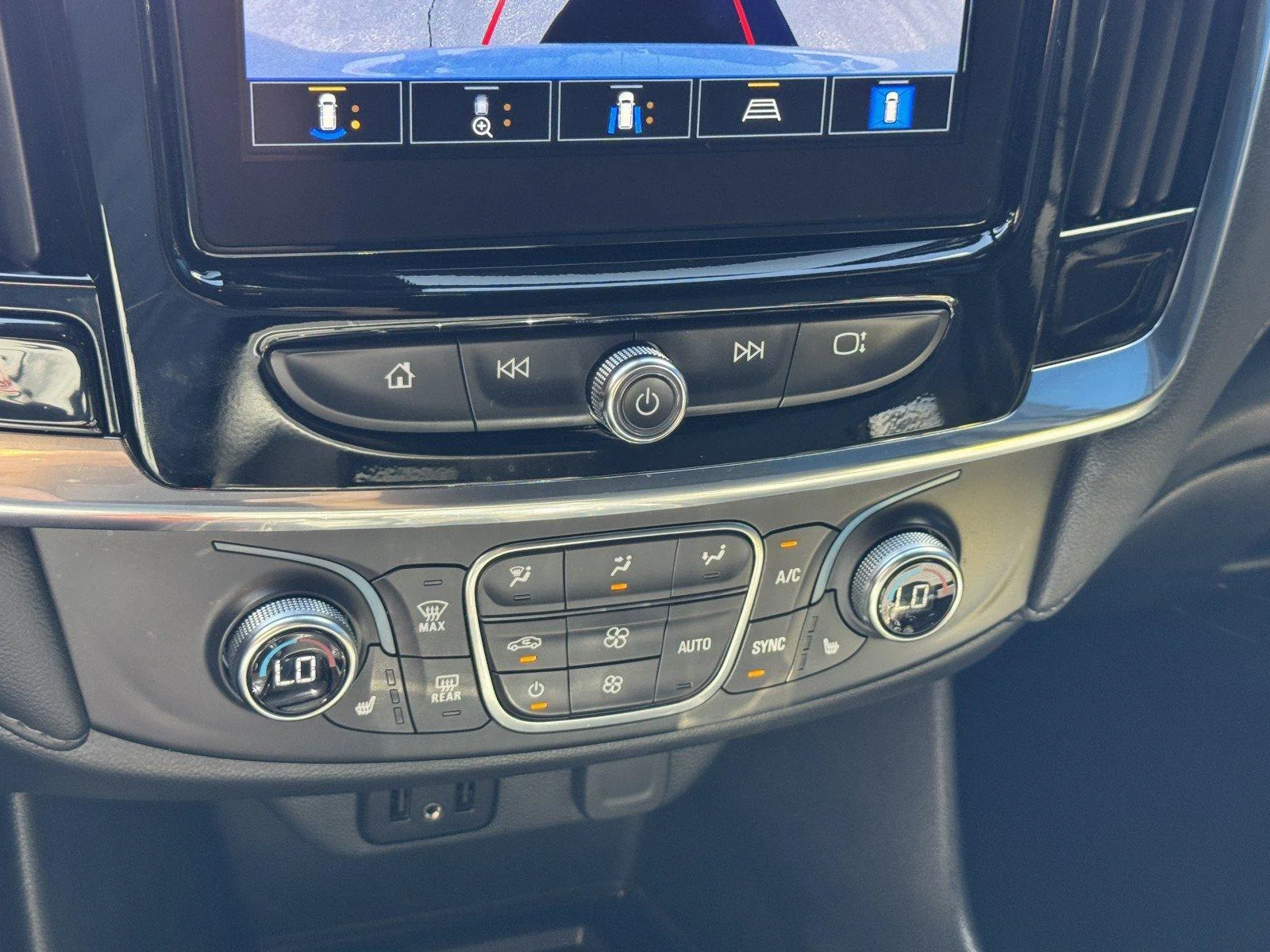 Used 2023 SUMMIT WHITE Chevrolet LT Cloth image 22