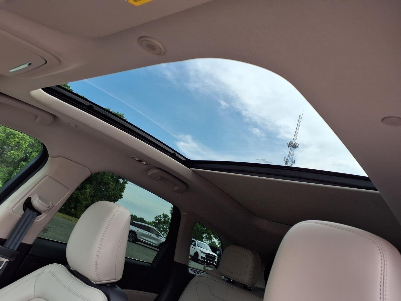 Used 2025 Crystal White Metallic Clearcoat Lincoln Grand Touring image 9