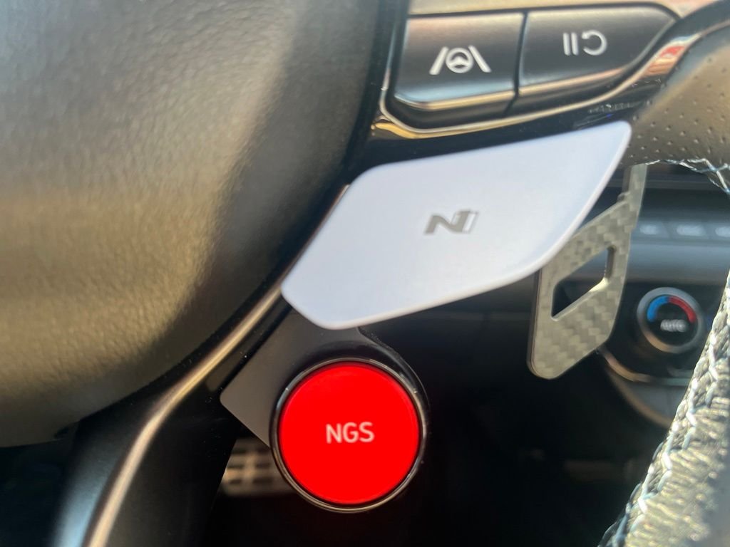 Used 2025 White Hyundai Base image 17