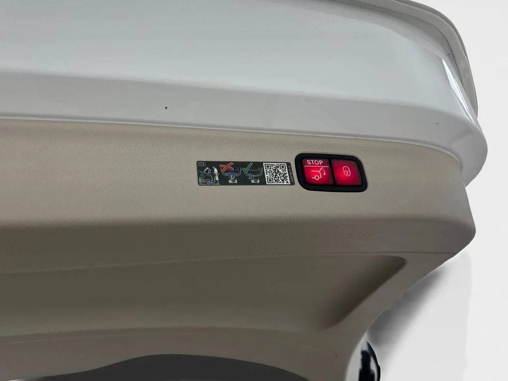 Used 2023 White Mercedes-Benz 450 image 79