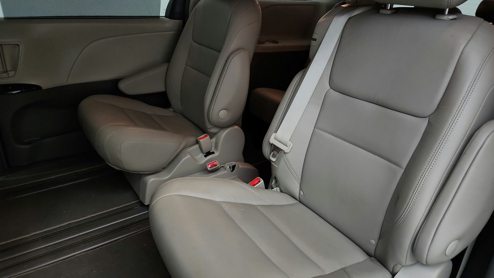 Used 2019 Beige Toyota XLE Premium image 39