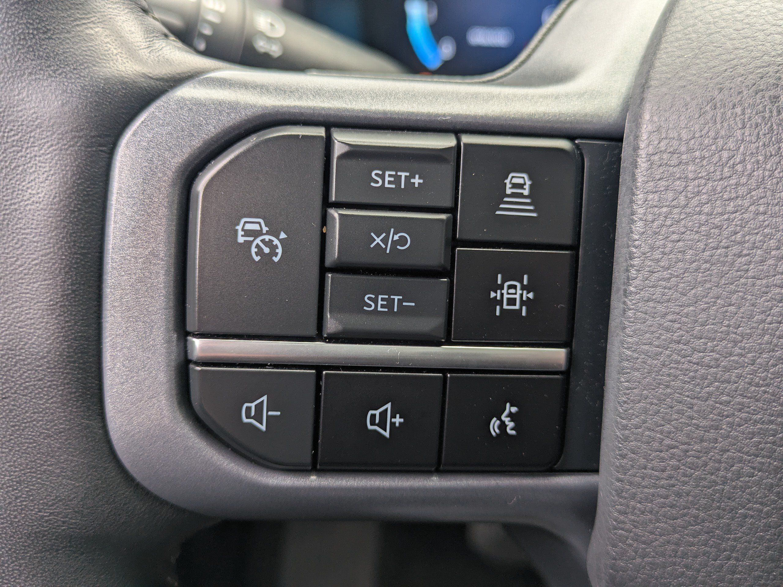Used 2024  Ford LARIAT image 26