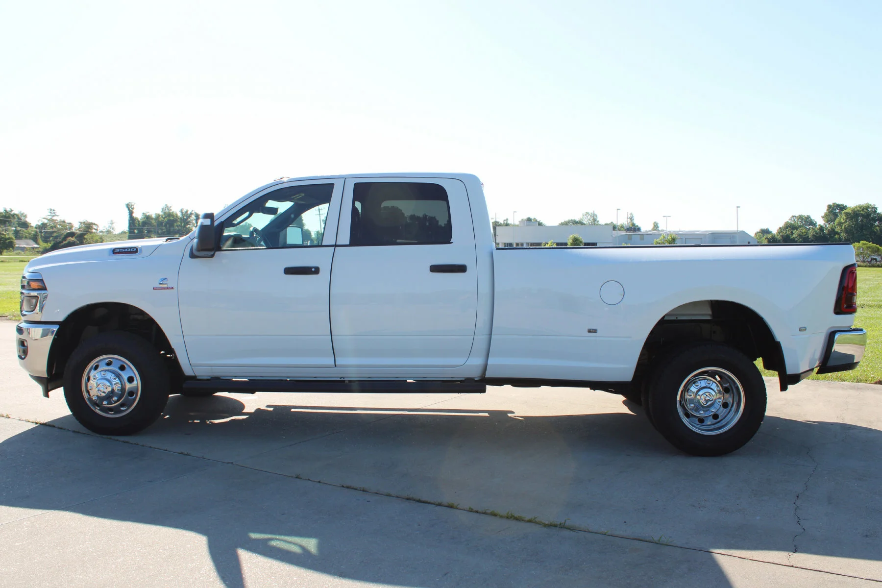 New 2026 Bright White Clear-Coat Exterior Paint RAM TRADESMAN CREW CAB 4X4 LONG BOX image 34