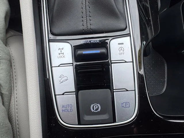 Used 2025 White Hyundai SEL Convenience image 27