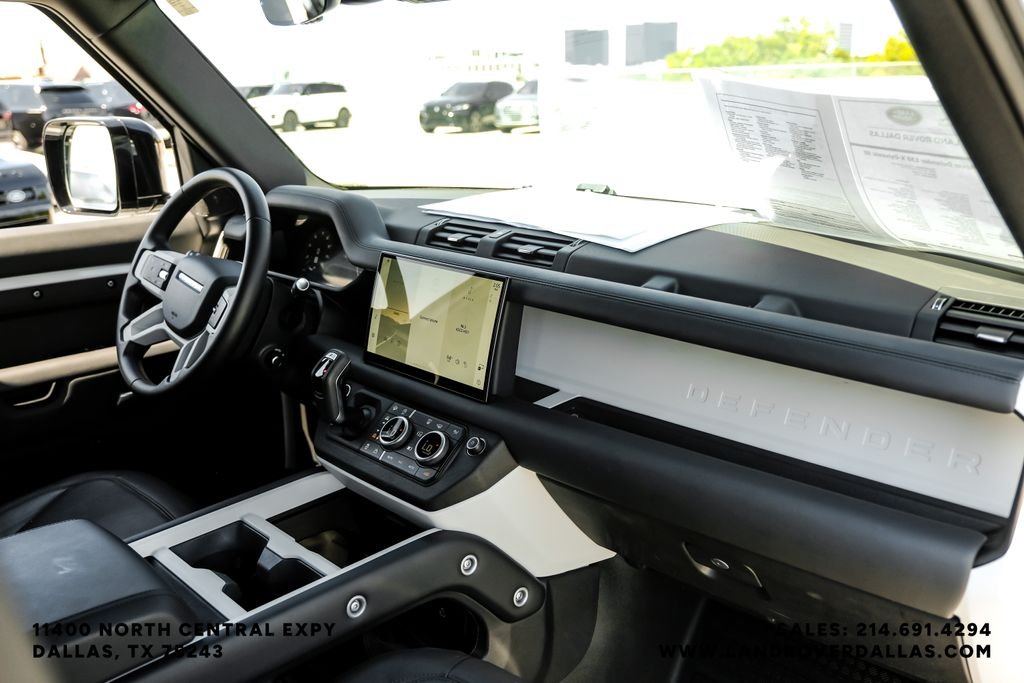 Used 2025 Fuji White Land Rover X-Dynamic SE image 9