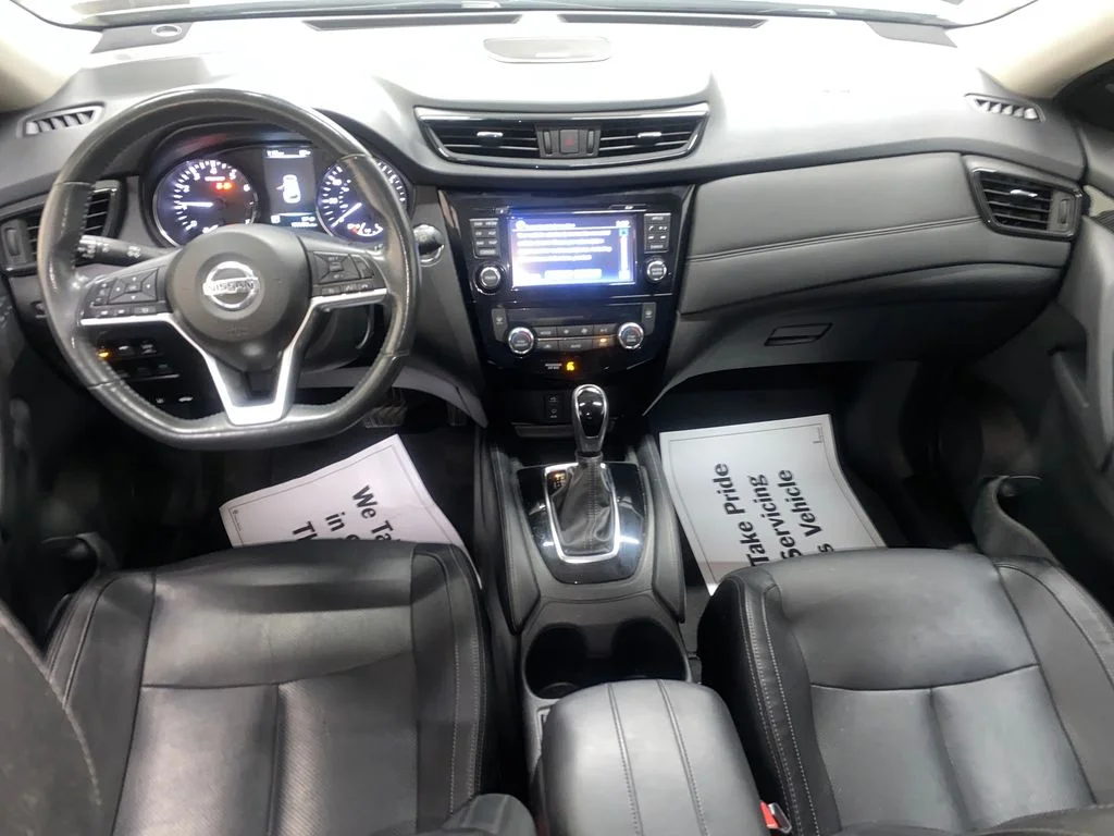 Used 2017 Silver Nissan SL image 24
