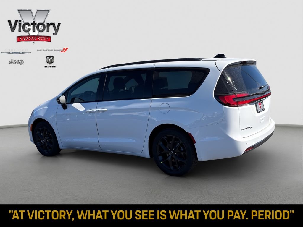 New 2026 Bright White Clear-Coat Exterior Paint Chrysler Select image 5