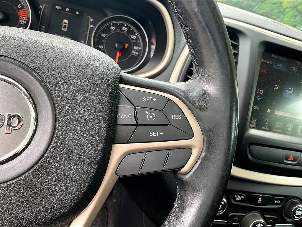 Used 2016 Granite Crystal Metallic Clearcoat Jeep Latitude image 24
