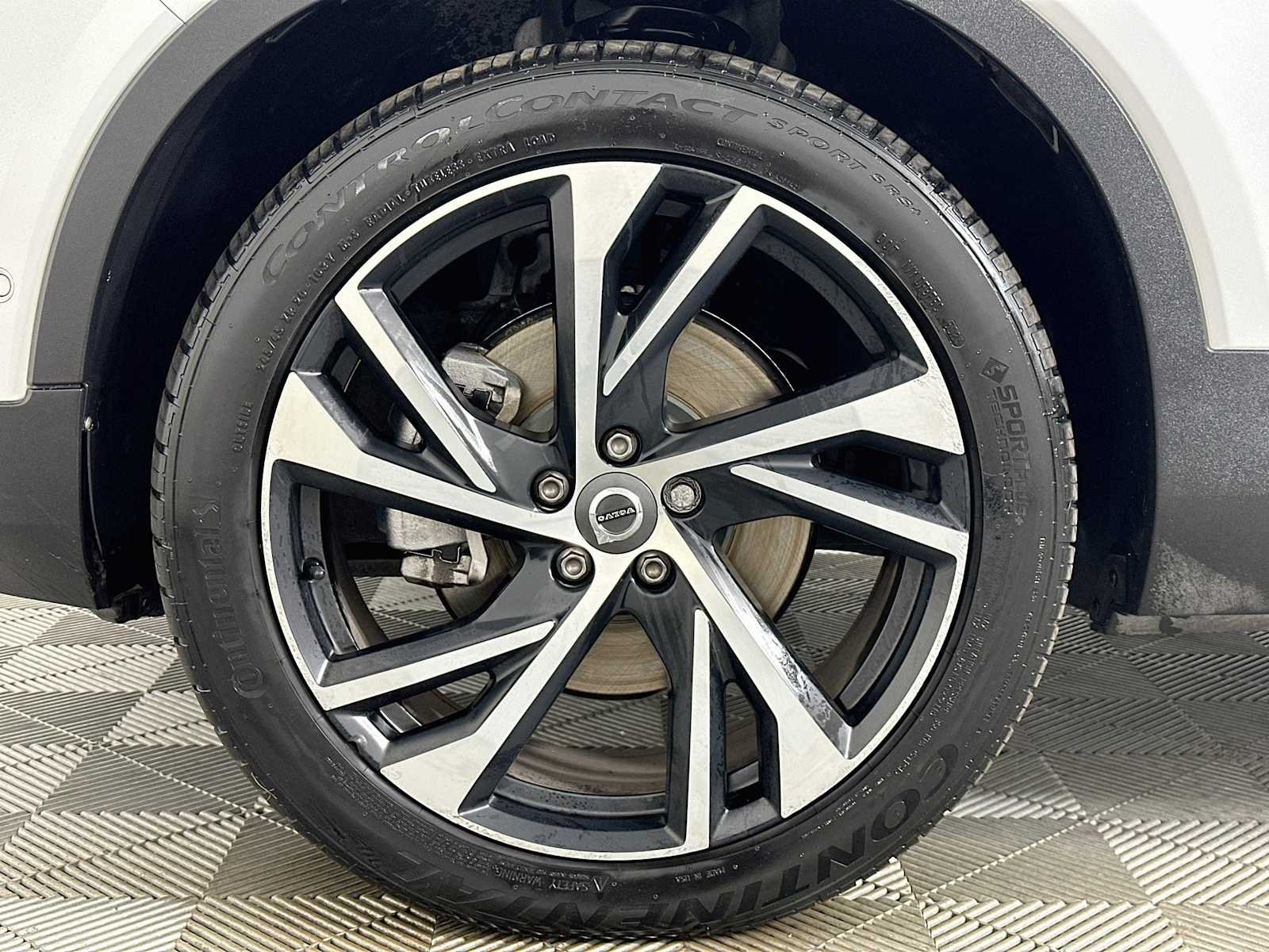 Used 2020 CRYSTAL WHITE MET Volvo R-Design image 30