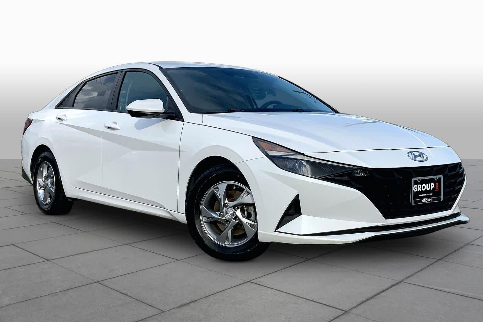 Used 2021 Quartz White Hyundai SE image 3