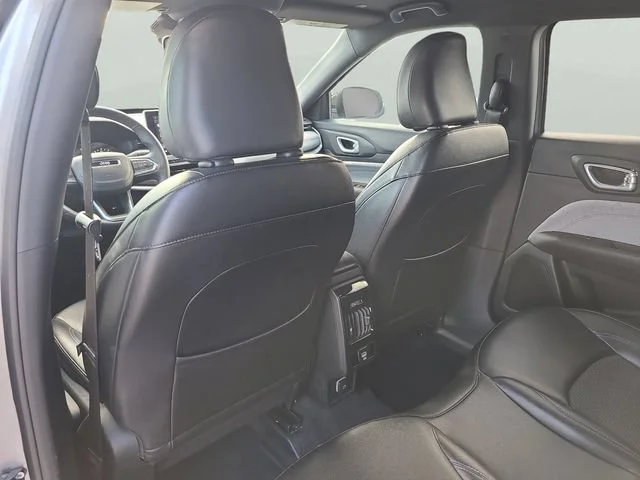 Used 2024 Silver Jeep Latitude image 12