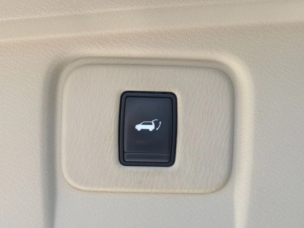Used 2018 Pearl White Nissan SL image 33