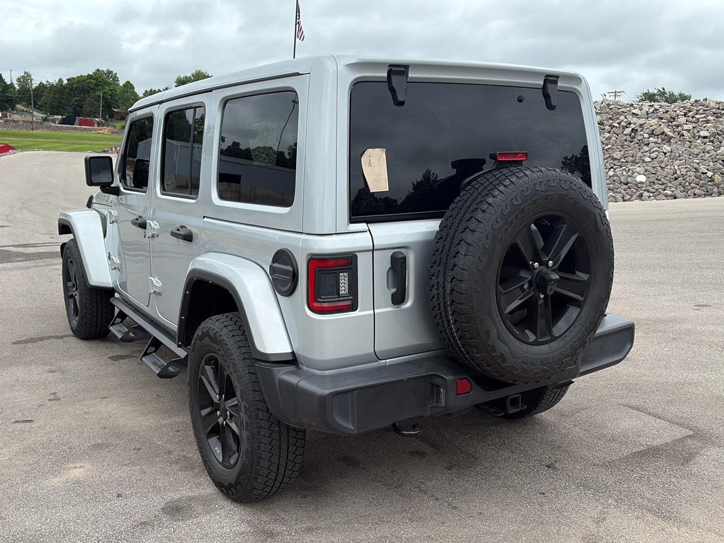 Used 2022 Silver Zynith Clearcoat Jeep Unlimited Sahara Altitude image 4