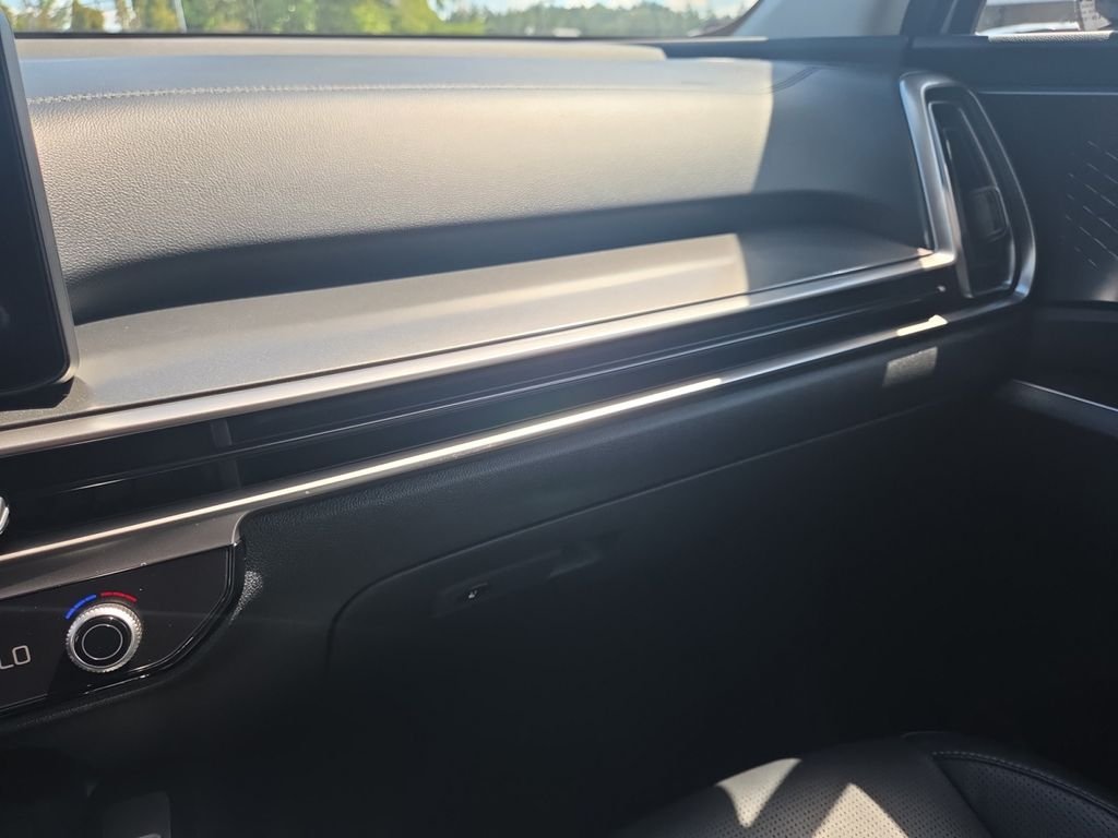 Used 2025 White Kia X-Line EX image 21