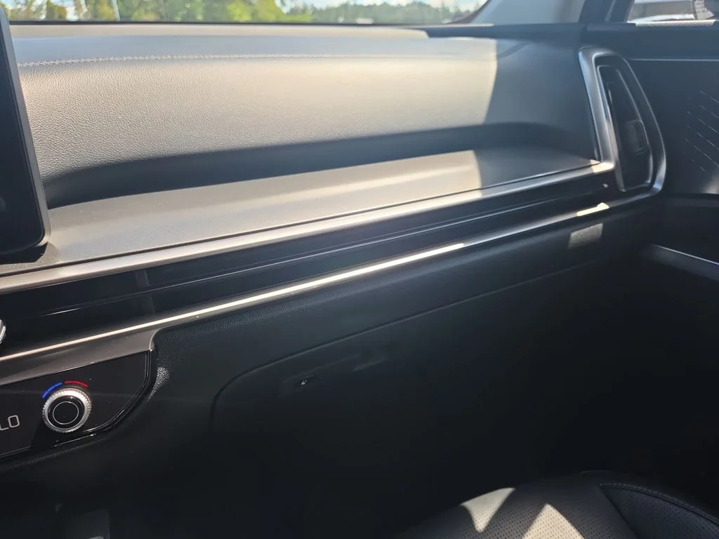 Used 2025 White Kia X-Line EX image 21