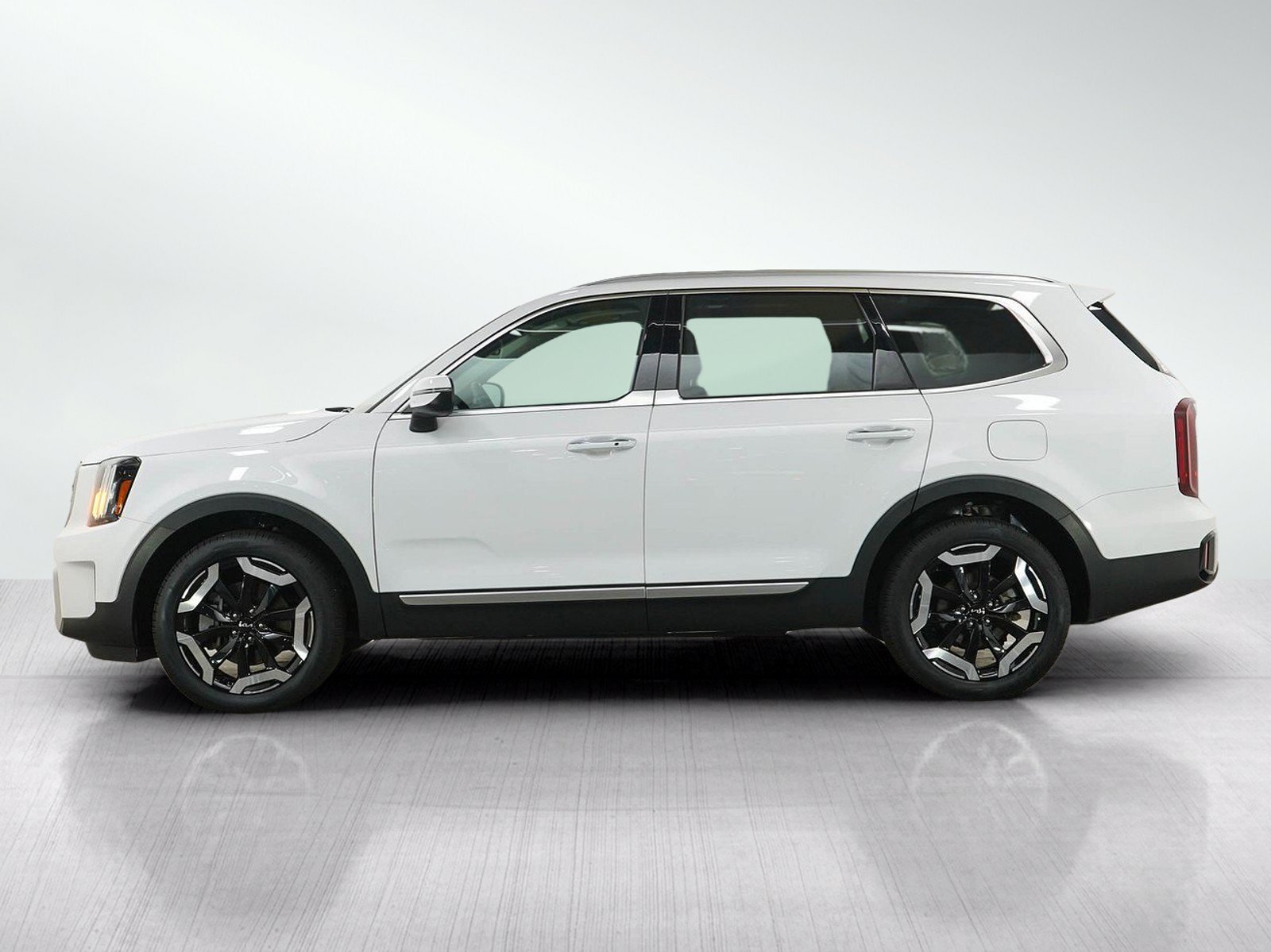 Used 2024 Kia Telluride S with VIN 5XYP6DGC1RG531879 for sale in Burnsville, Minnesota