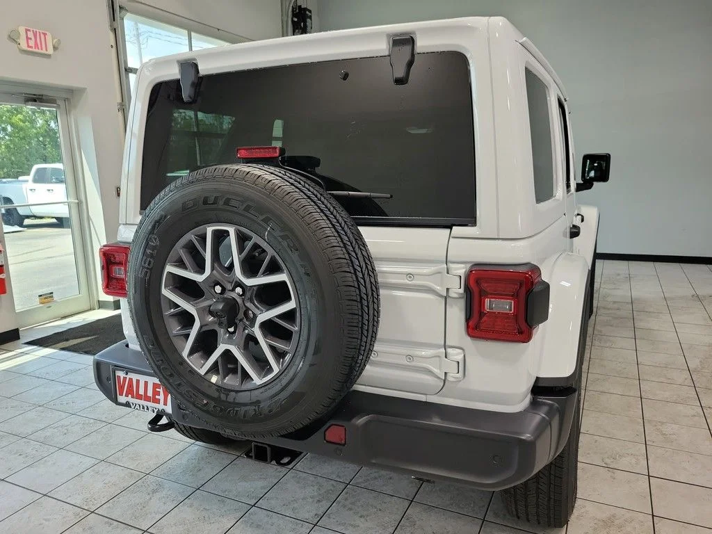 New 2025 Bright White Clear-Coat Exterior Paint Jeep Sahara image 27