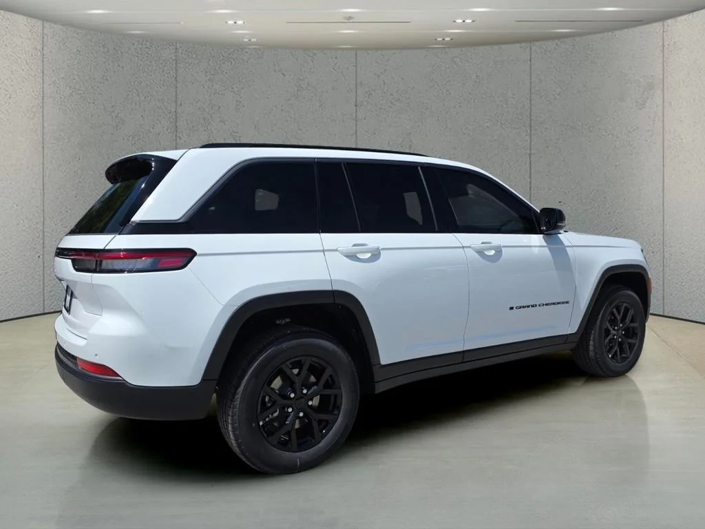 New 2026 Bright White Clear-Coat Exterior Paint Jeep Laredo Altitude image 4