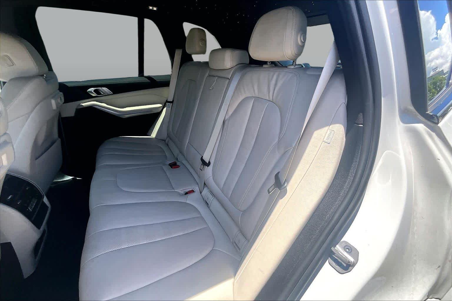 Used 2022 Mineral White Metallic BMW xDrive40i image 19
