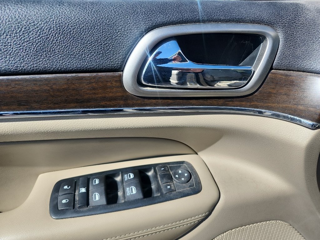Used 2015 Champagne Jeep Limited image 17
