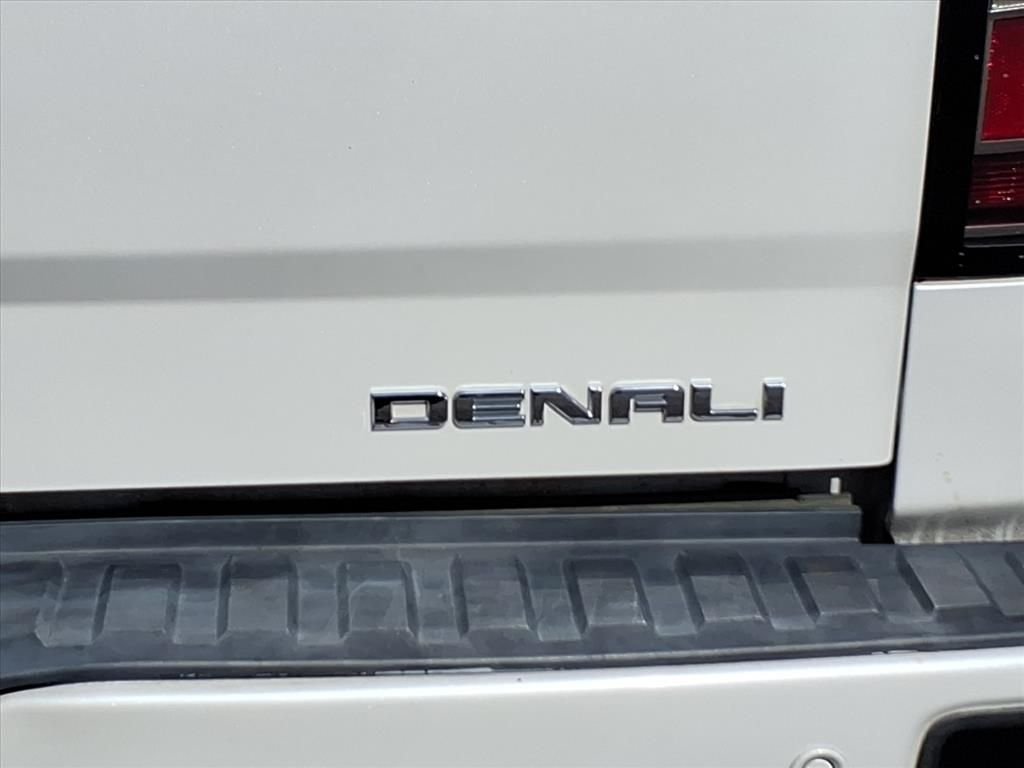 Used 2017 White GMC Denali image 5