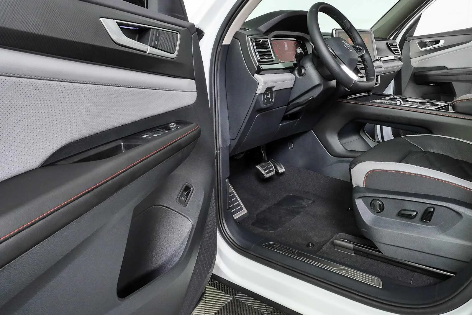 New 2026 Opal White Pearl Volkswagen 2.0T Peak Edition image 7