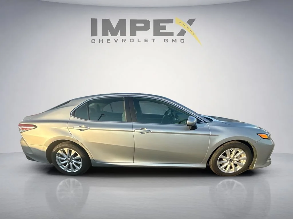 Used 2020  Toyota LE image 6