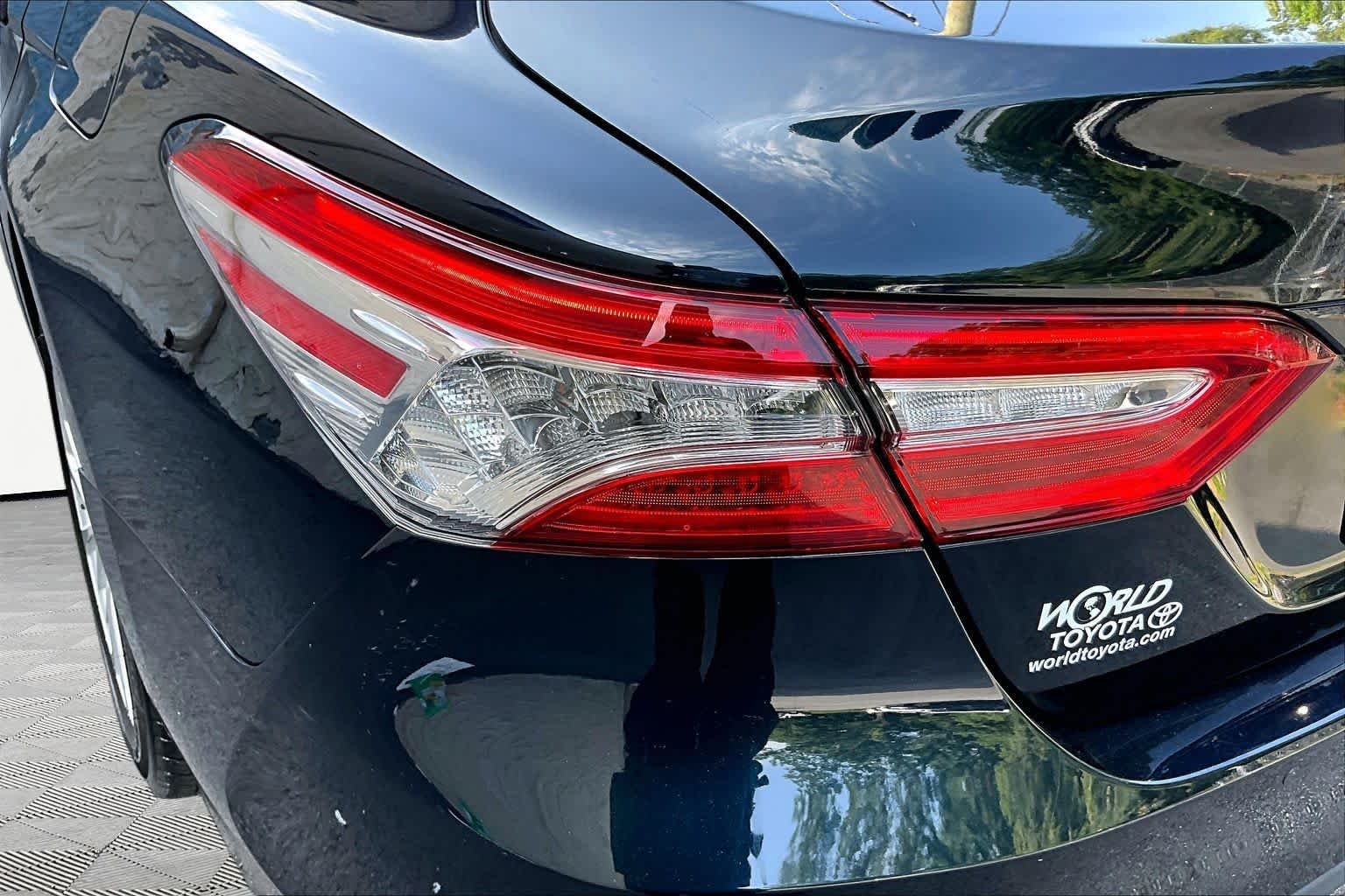 Used 2018 Galactic Aqua Mica Toyota Hybrid XLE image 29