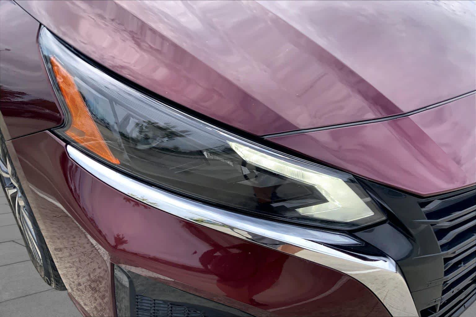 Used 2025 Garnet Pearl Metallic Nissan SV image 27