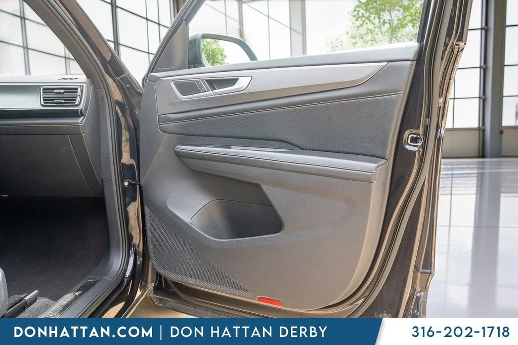 Used 2024 Black Volkswagen 2.0T SE w/Technology image 29