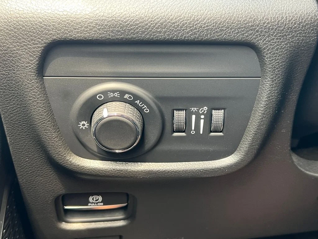 Used 2022 White Jeep Laredo image 16