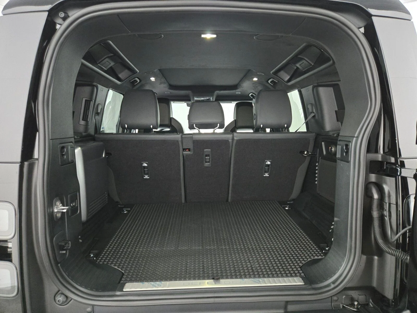 2026 Land Rover Defender OCTA - Photo 14