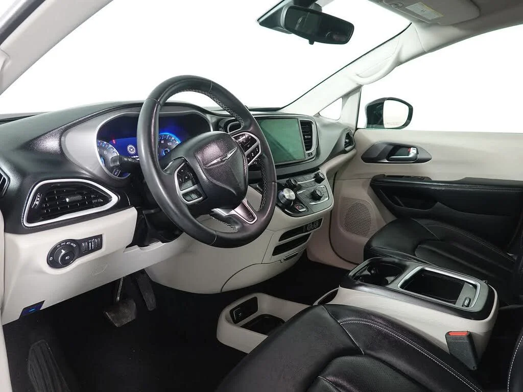 Used 2024 White Chrysler Touring L image 17